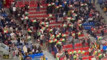 Испанские болельщики протестуют против Израиля во время баскетбольного матча