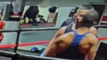 Казахстанский боец сцепился с чемпионом во время спарринга (видео)