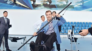 Медведев: "Спорт – это бизнес, политика и в ряде случаев преступность"