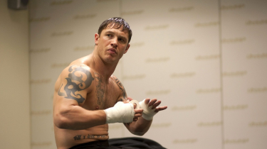Том Харди посетил турнир UFC с участием казахстанца Бекзата Алмахана