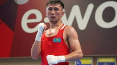 Казахстанский боксер выиграл 12-кратного чемпиона в отборе на Олимпиаду-2024