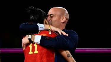 Поцеловал футболистку: прокуратура Испании просит 2,5 года тюрьмы для Рубиалеса