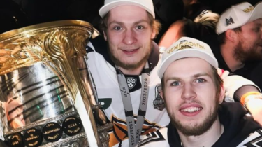 Игроки сборной Казахстана по хоккею выиграли Кубок Гагарина