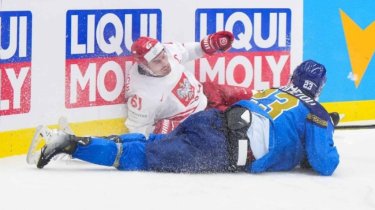 Сборная Казахстана побеждает в заключительном для себя матче на чемпионате мира по хоккею в Чехии