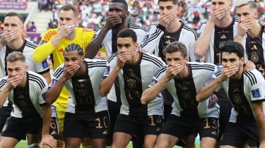 "Хотели бы видеть больше белых игроков?" - Расистский скандал возник в сборной Германии