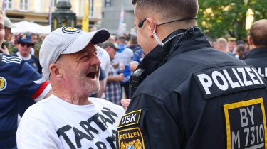Полиция Германии предложила отказаться от пива в пользу каннабиса на ЕВРО