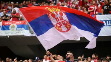 Флаги перевернули: русские болельщики пронесли свой флаг на Евро