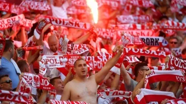 Фанаты сборной Польши устроили  агрессивный пикет перед посольством РФ