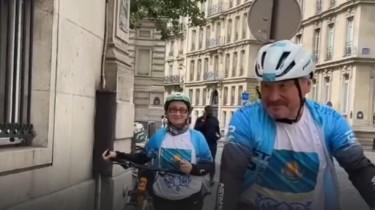 Казахстанский пенсионер на велосипеде доехал до Парижа из Актау