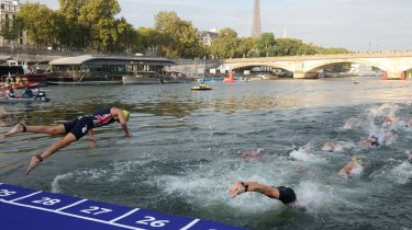 Из-за качества воды в Сене тренировку триатлонистов вновь отменили