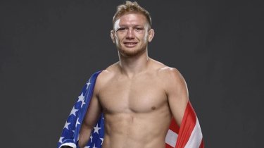 Боец UFC жестоко избил свою девушку и похитил человека