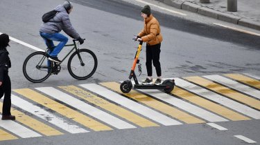 В Казахстане предложили расстрелять самокатчиков