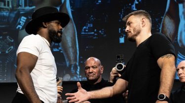 UFC 309: Джон Джонс унизил Стипе Миочича на битве взглядов (видео)