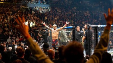 UFC 309: Чендлер и Оливейра устроили шоу в соглавном бою вечера