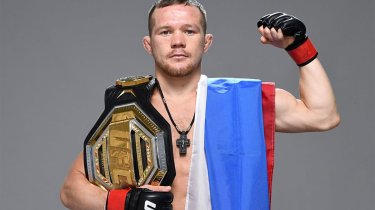 Российский боец UFC ударил журналиста из Азии (Видео)