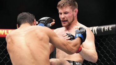 UFC 310: Американец возможно сломал лицевую кость бразильскому бойцу (фото и видео боя)