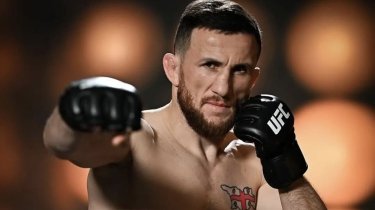 Чемпион UFC вышел на ринг против девушки (видео)