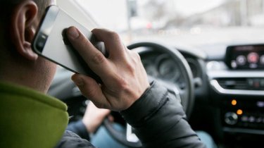 Какой штраф заплатит казахстанец за использование телефона за рулём?