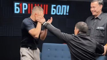 Ануарбек "Мотиватор" напал на Мухита Амантаева в прямом эфире
