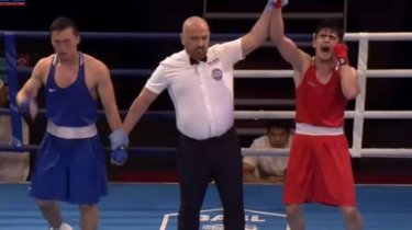 Казахстанский боксер расплакался после финала Чемпионата Азии