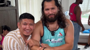 Куат Хамитов попал в захват от легенды UFC