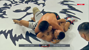 Казахский боец проиграл двукратному чемпиону UFC