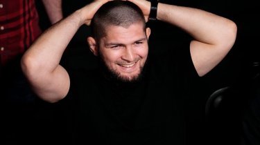 Хабиб и Махачев отпраздновали триумф «ПСЖ» на поле Лиги чемпионов