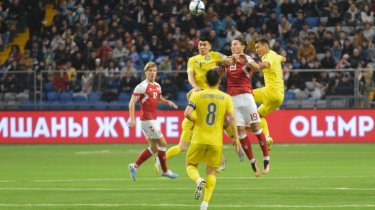 Сборная Казахстана побеждает в матче отбора чемпионата Европы