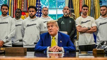 Дональд Трамп "напал" на футболистов в Белом Доме