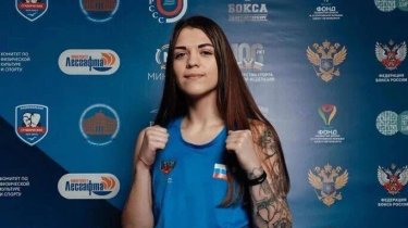 Скандал: боксерша из России накурила орангутанга вейпом в зоопарке (видео)