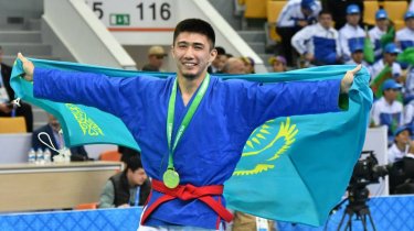 Казахстанского чемпиона мира отстранили от ринга
