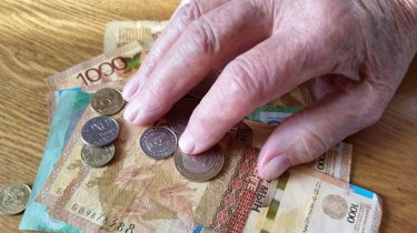 С нового года в Казахстане поднимут пенсии