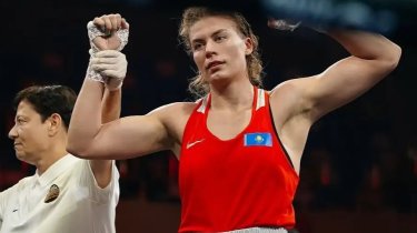 Казахстанская боксерша эффектным нокдауном вышла в полуфинал Кубка мира в Астане