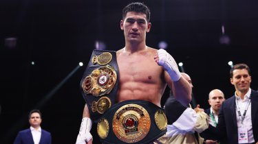 Бивола обязали защитить пояс чемпиона мира: соперник не Бетербиев