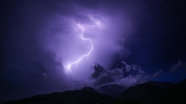 Синоптики прогнозируют летние грозы и град