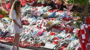 Опечаленная жена Жоты посетила мемориал в Ливерпуле