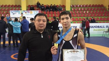 Тренер сборной Казахстана взял кредит, чтобы довезти борцов на чемпионат Азии