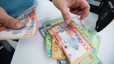 Кому поднимут зарплату в Казахстане? Ответил министр