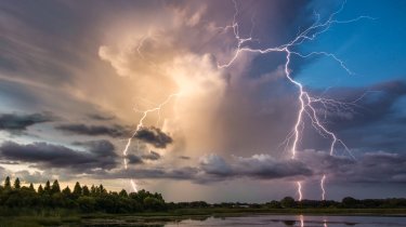 Казахстанцам пообещали грозы и дожди, но юг страны сохранит жару