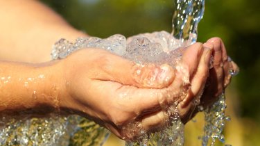 Сколько воды нужно в день для человека? Факты и мифы