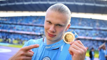 Звезда мирового футбола Эрлинг Холанд сменил фамилию