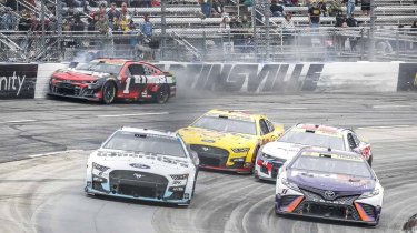NASCAR: механики соперников помогли пилоту во время гонки (Видео)