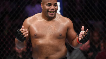 Легенда UFC высказался о будущем сопернике Чимаева