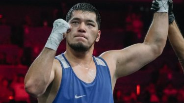 Айбек Оралбай одолел узбека в финале Чемпионата мира по боксу