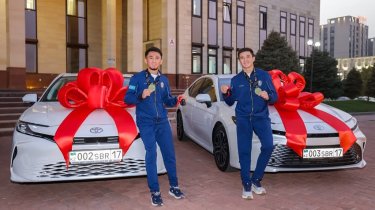 Ключи от квартир и новые авто: братьев Сабырхан наградили в акимате Шымкента (фото)