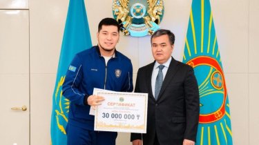 Капитан сборной Казахстана получил десятки миллионов тенге от акима Астаны
