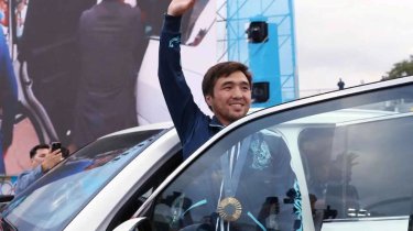 Елдос Сметов распродает дорогие подарки после Олимпиады