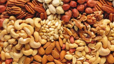 Ученые назвали лучшие орехи для долголетия