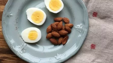 Яйцо вкрутую и миндаль диетологи назвали лучшей ночной закуской для здоровья мозга