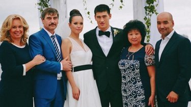 Бывшая жена и отец Бивола устроили драку перед детьми (Видео)